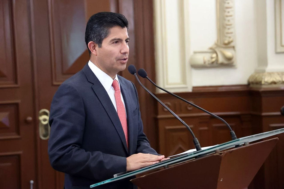 Eduardo Rivera entrega reconocimiento a Matilde Álvarez