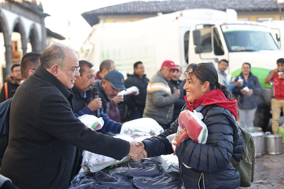 Entrega Pepe Márquez uniformes a personal de Servicios Públicos