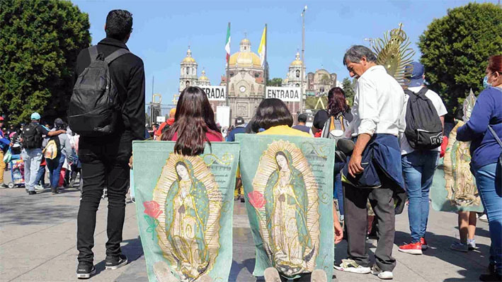 Peregrinos demuestran su fe a la virgen de distintas formas