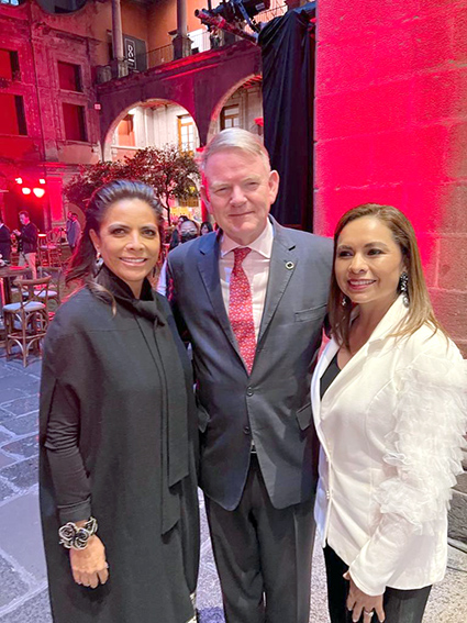 Asisten presidenta del SEDIF y Secretaría de Economía a homenaje a mujeres indígenas de México y Canadá