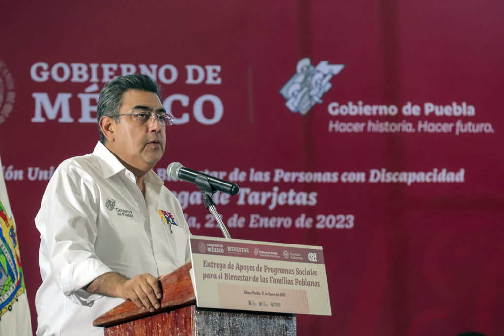 Entrega Salomón Céspedes tarjetas de pensionados