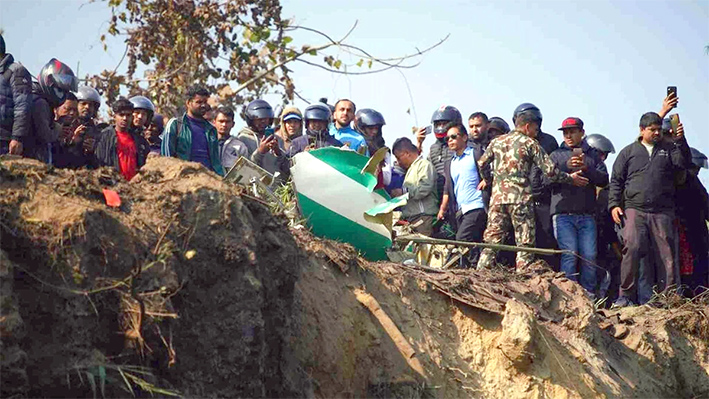 Avión con más de 70 personas se estrella en Nepal