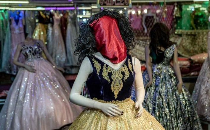 El colmo talibanes cubren cabezas de maniquíes en tiendas