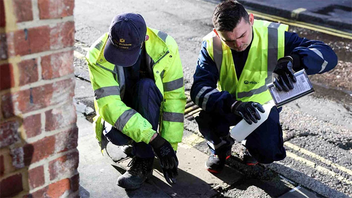 En Londres usan pintura “anti-pipí” para mejorar calles