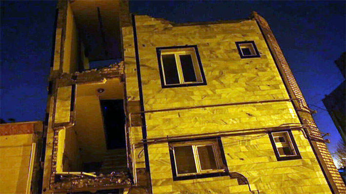 Fuerte terremoto deja al menos tres muertos en Irán