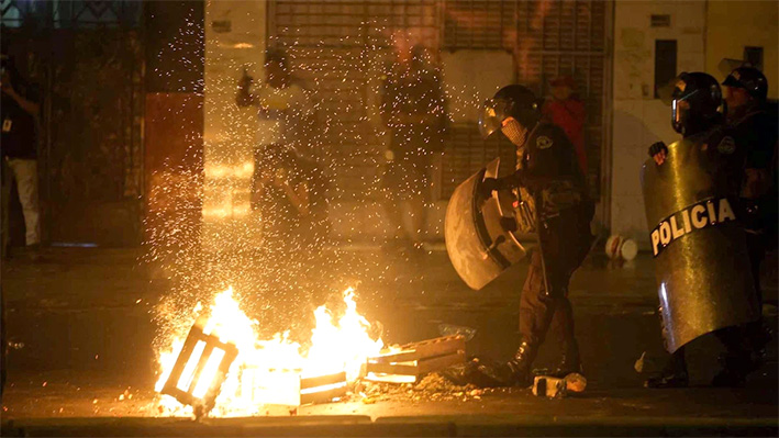 Perú: Manifestantes incendian aduana en frontera con Bolivia