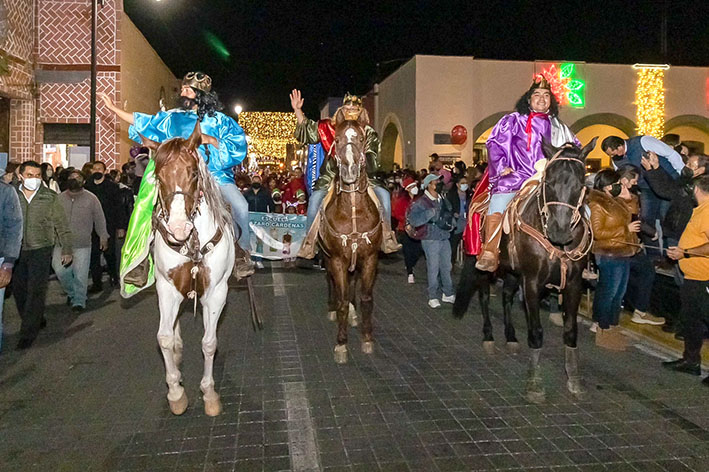 Desfile de Reyes Magos, organizado por DIF concentró a miles en las calles