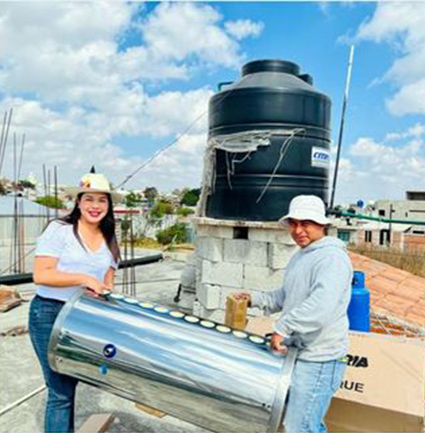 Entrega Tonantzin Fernández, calentadores solares