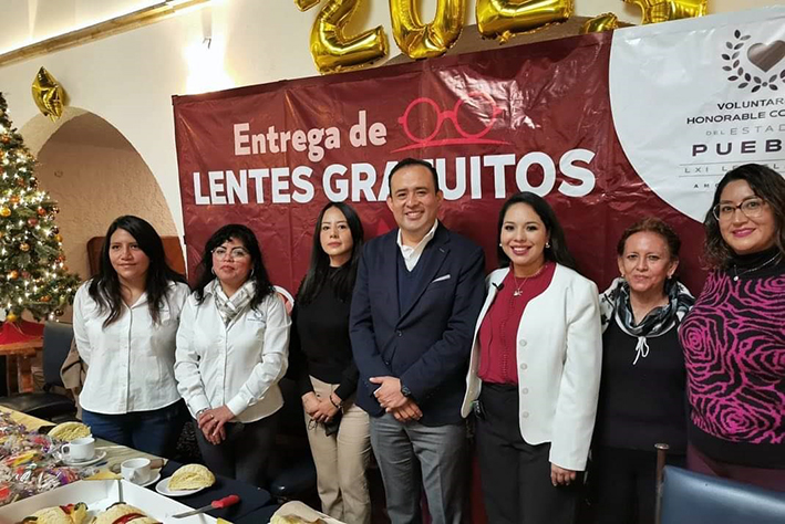 Entregan Tonantzin Fernández y fundación Clisa lentes a infantes en San Pedro Cholula
