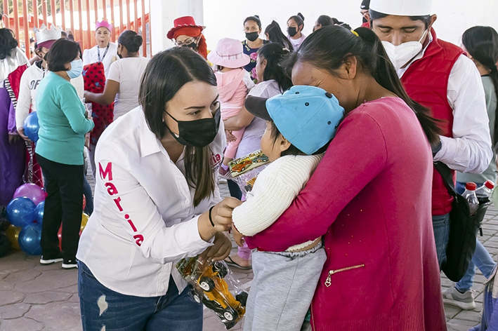 Entregó DIF juguetes a pequeños de las juntas auxiliares en la “caravana de reyes”