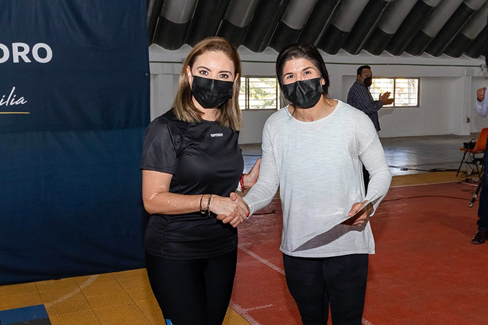 Primera mexicana en competir en la UFC imparte curso de defensa a mujeres cholultecas