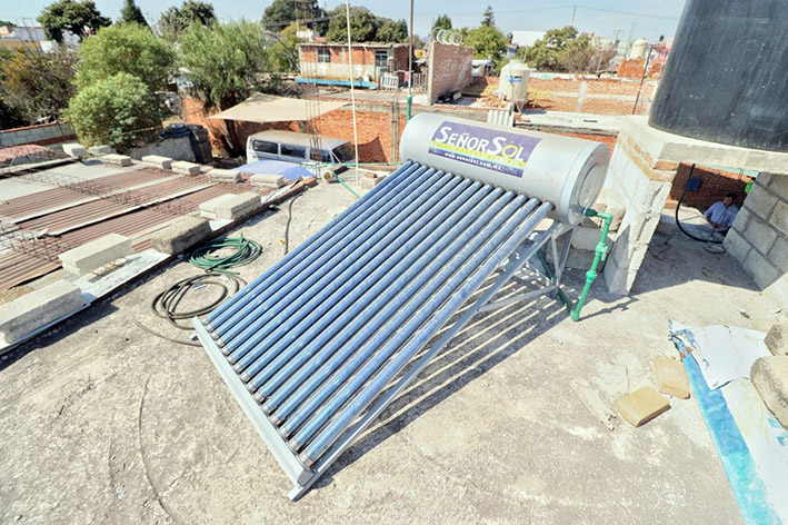 Supervisa Paola Angon calentadores entregados en el barrio de Jesús Tlatempa