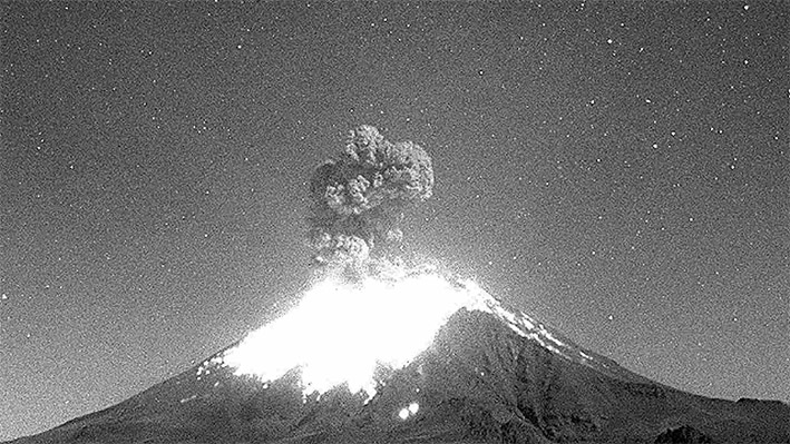 El “Popo” lanza material incandescente tras explosión