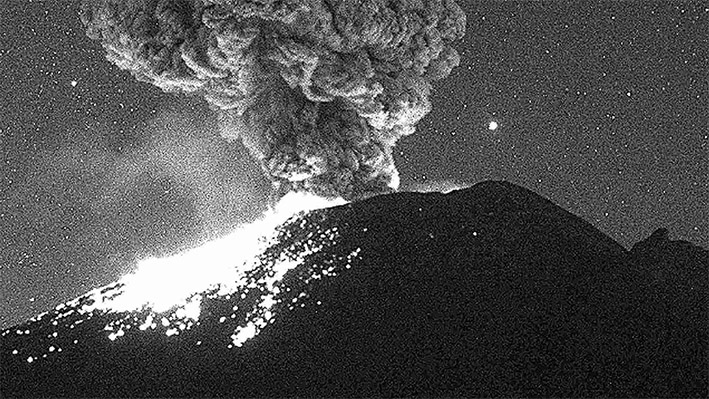 Popocatépetl arroja fragmentos incandescentes