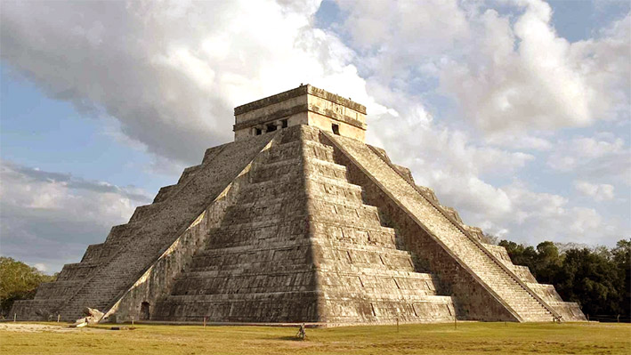 Turistas golpean a polaco que subió a pirámide de Chichén Itzá