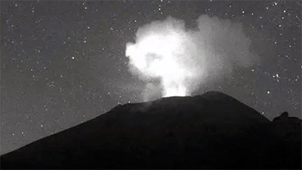 “Don Goyo” lanza material incandescente y ceniza
