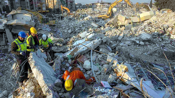 Suman 35,000 muertos tras sismos en Turquía y Siria