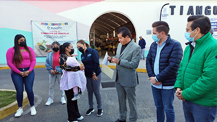 Entregó Paola Angon, obra en tianguis de Xixitla