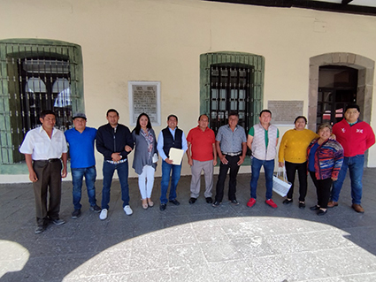 Gremio de Bañeros, presentan petición a Paola Angon