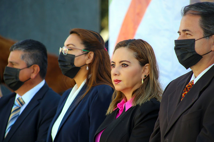 Llama Paola Angon a actuar con responsabilidad, para honrar diariamente a la bandera y la nación
