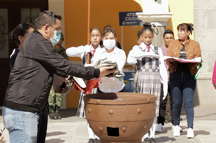 Incineraron banderas nacionales de escuelas