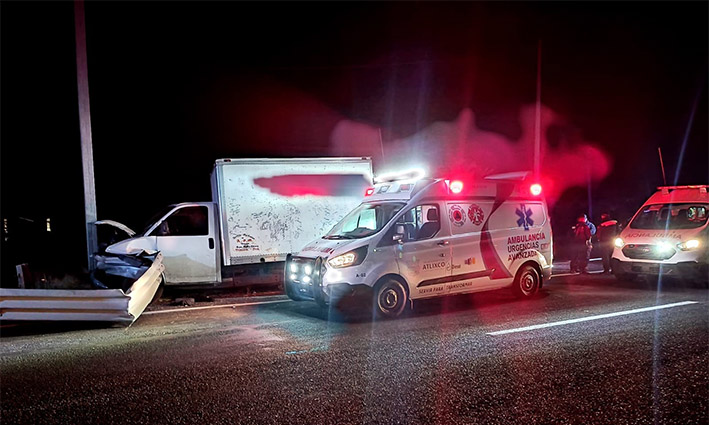Lo venció el cansancio y choca  * Se impactó contra el muro de contención * Saldo de 3 personas lesionadas, daños materiales por miles de pesos