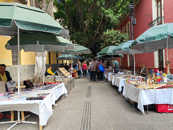 Artesanos reciben permisos de venta