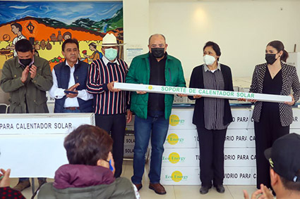 Entrega alcalde calentadores solares y tinacos a familias de diferentes localidades