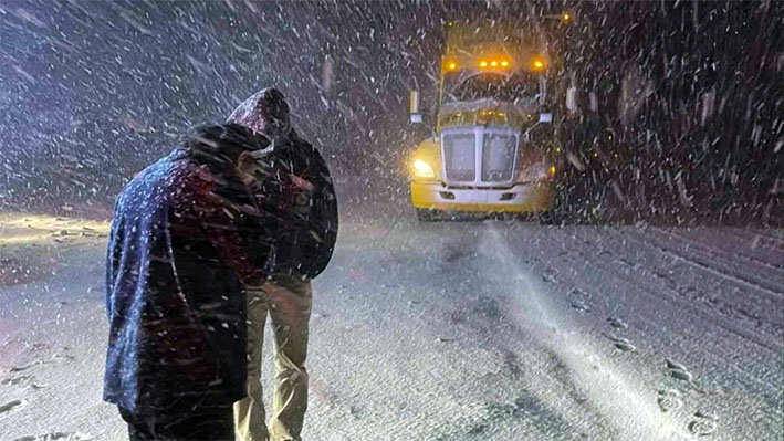 Rescatan a familias varadas por fuertes nevadas en Sonora