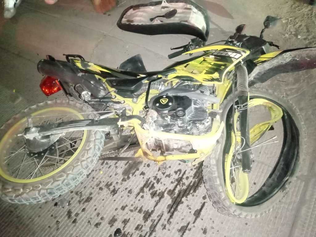 Choca contra poste y muere