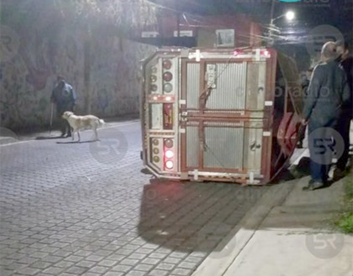 Choca patrulla contra camioneta