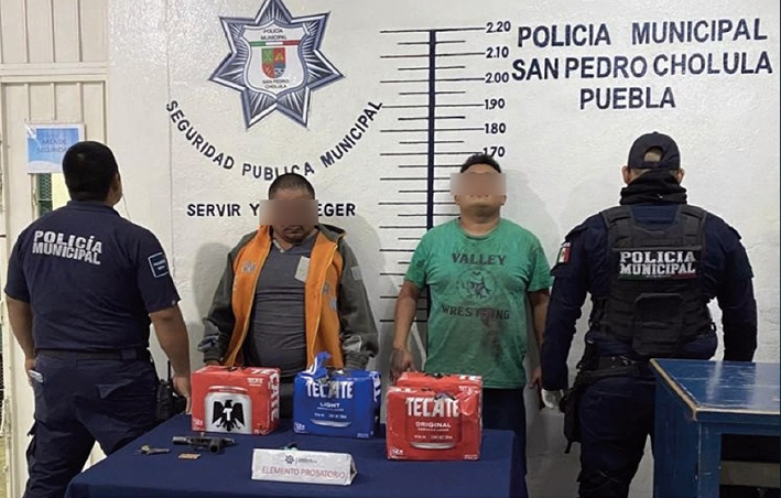 Municipales detienen a 2 presuntos asaltantes de Oxxo