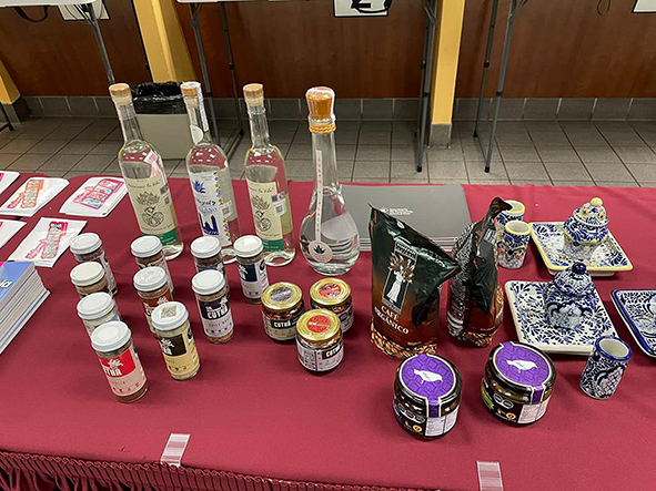 Exponen emprendedores poblanos productos en consulados de California: Economía