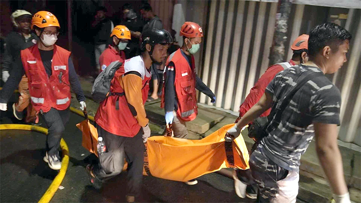 Incendio en depósito de petróleo deja 17 muertos en Indonesia