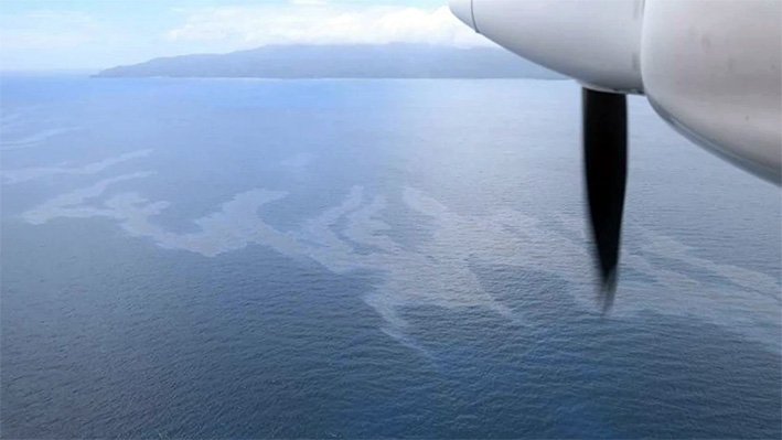 Llega a costa de Filipinas aceite de buque hundido