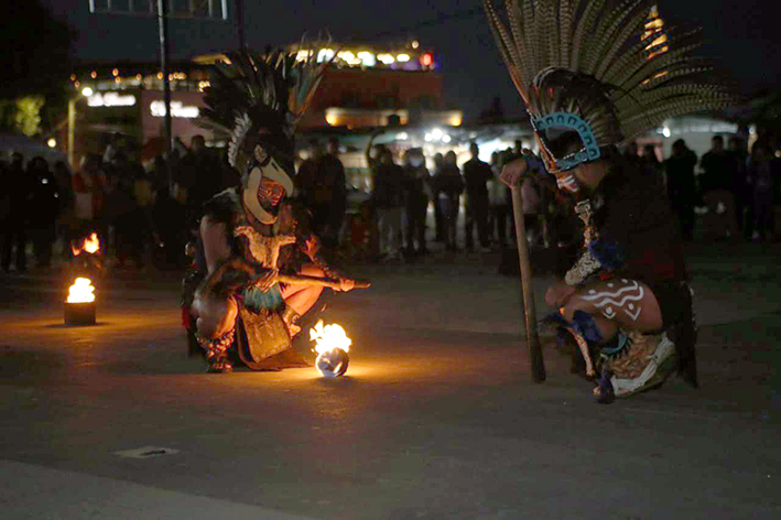 Con juego de pelota, pirotecnia y verbena, inaugura Paola Angon foro Quetzalcóatl