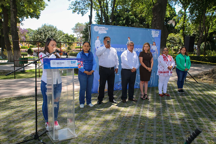 DIF y comuna entregan sillas de ruedas y aparatos auditivos