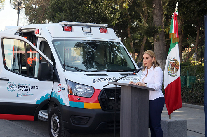 Entrega ambulancia Paola Angon