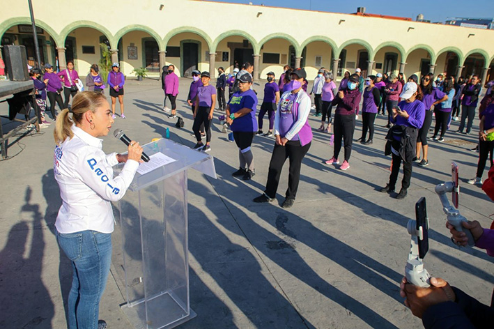 Paola Angon refrenda su compromiso con las cholultecas