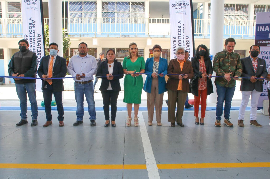 Cancha de usos múltiples reciben en Acuexcomac, de manos de Paola Angon