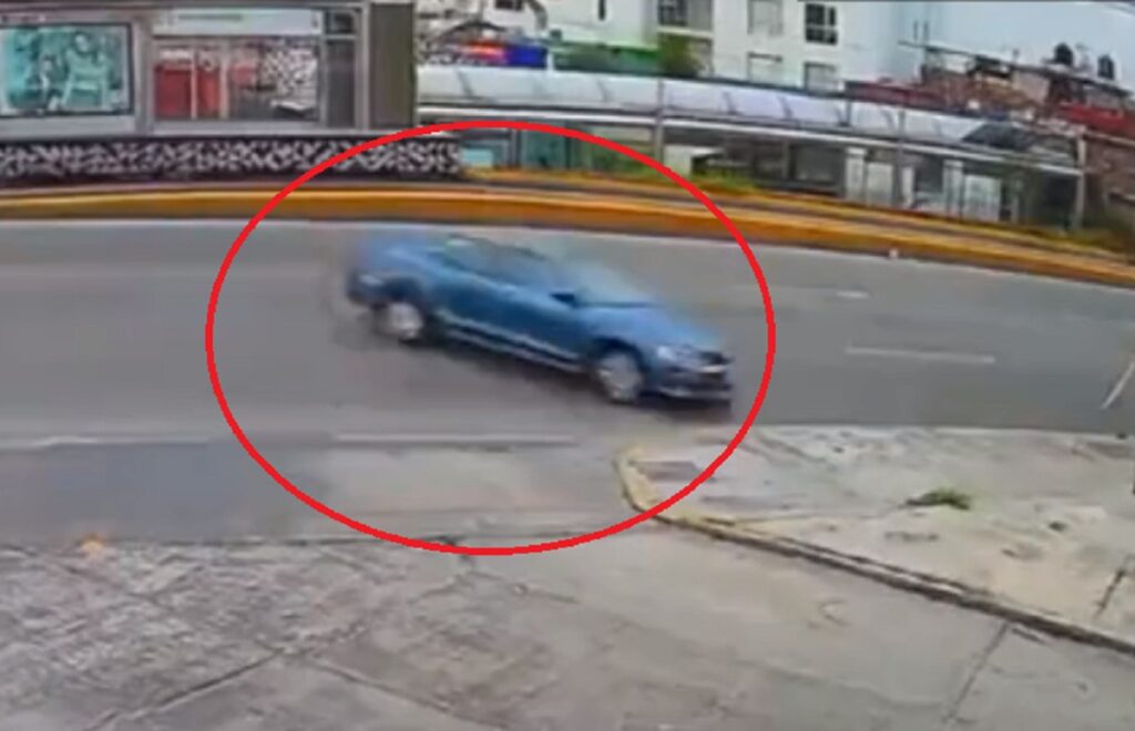Jetta embiste a peatón, huye y atropella a otros 2  * El irresponsable conductor logró escapar