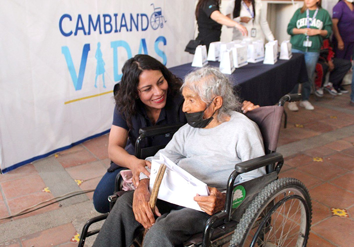 DIF municipal continúa cambiando vidas con la entrega de auxiliares auditivos