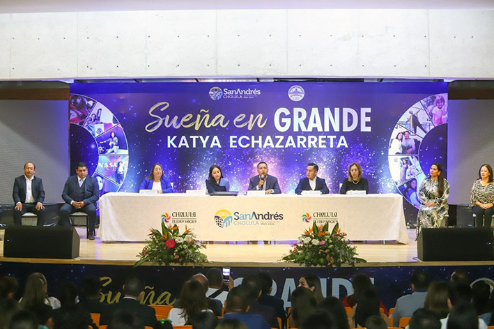 Entrega ayuntamiento de nombramiento de visitante distinguida a Katya Echazarreta