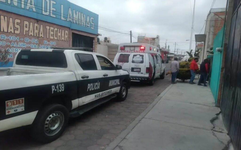 Cayó y muere por el golpe  * Se tropezó y ahí quedó durante horas * Peatones, dieron aviso, lo revisan y era tarde para salvarlo