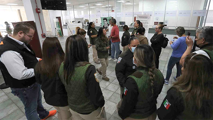 Agentes del INM protestan por detención de compañeros