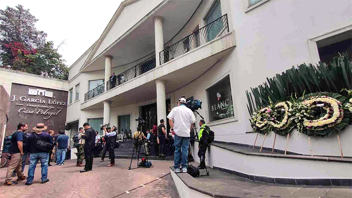 Familiares y amigos velan en privado a “Chabelo” en funeraria