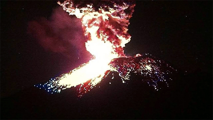 Popocatépetl arroja material incandescente tras explosión