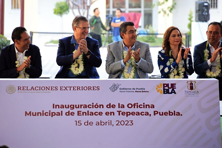 Marcelo Ebrard abre oficina de pasaportes