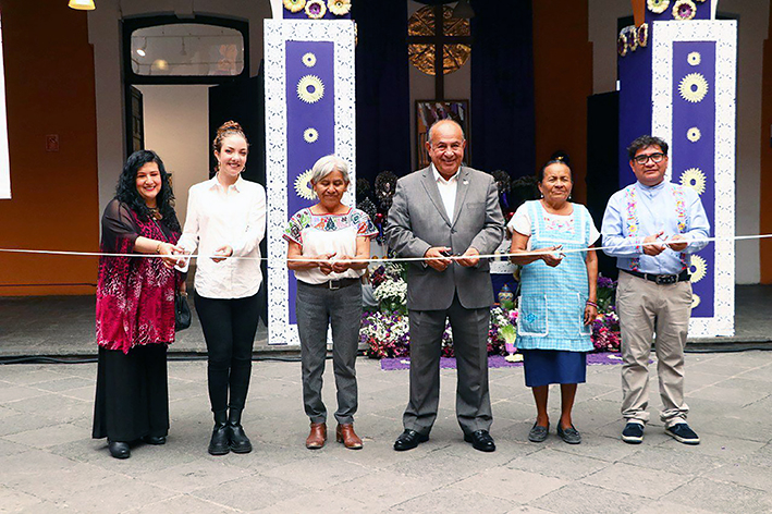 Inaugura gobierno de Puebla “Altar de Dolores” en Casa de la Cultura
