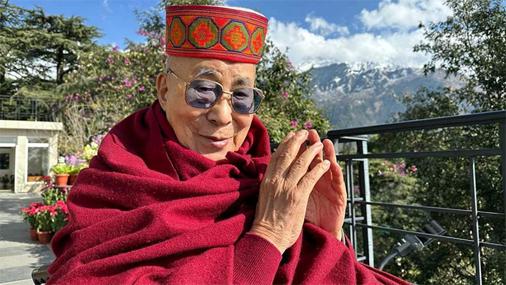 Dalai Lama ofrece disculpas por besar a menor